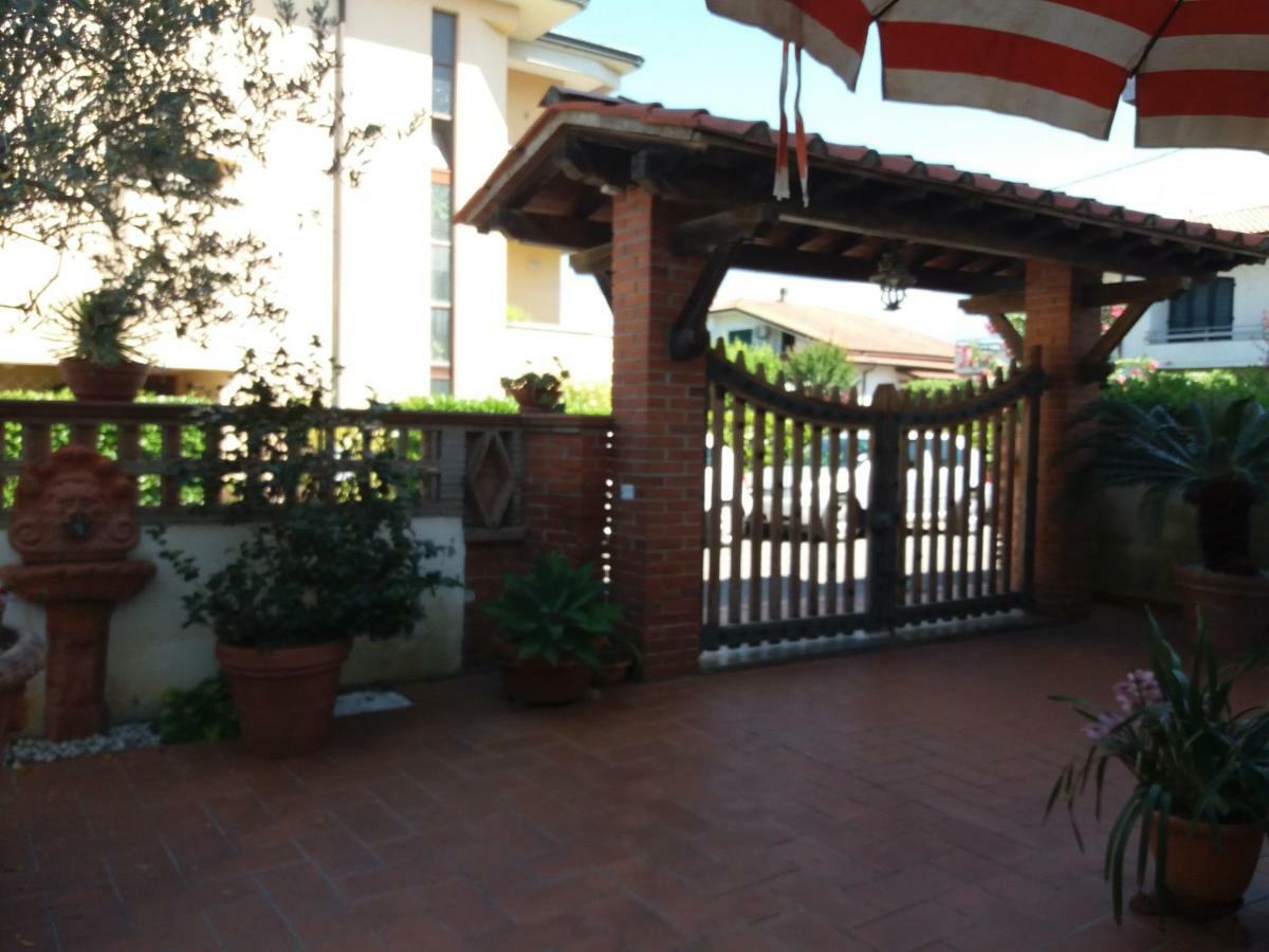 Raffinato Bilocale A Lido Di Camaiore Vicino Al Mare Zewnętrze zdjęcie